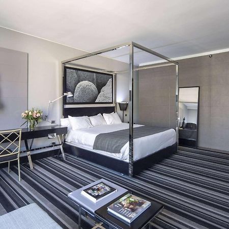 Отель Wyndham Santiago Pettra Экстерьер фото A room at the Hotel Indigo Paris Montmartre