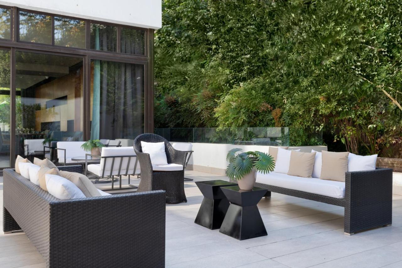Отель Wyndham Santiago Pettra Экстерьер фото Outdoor furniture