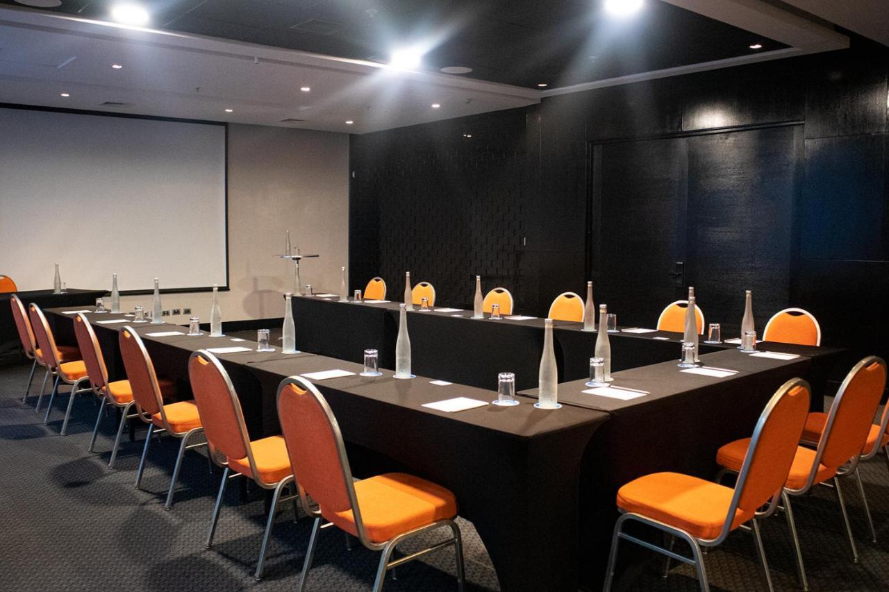 Отель Wyndham Santiago Pettra Экстерьер фото Meeting room at the hotel