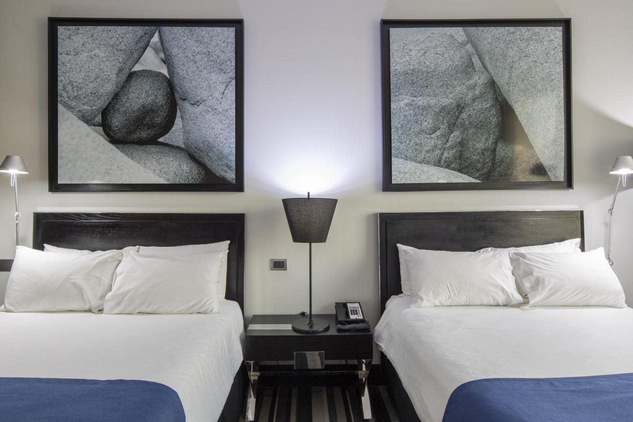 Отель Wyndham Santiago Pettra Экстерьер фото A room at the Hilton Garden Inn