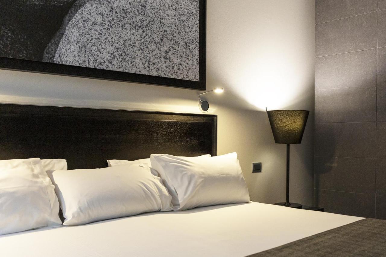 Отель Wyndham Santiago Pettra Экстерьер фото A bed with pillows