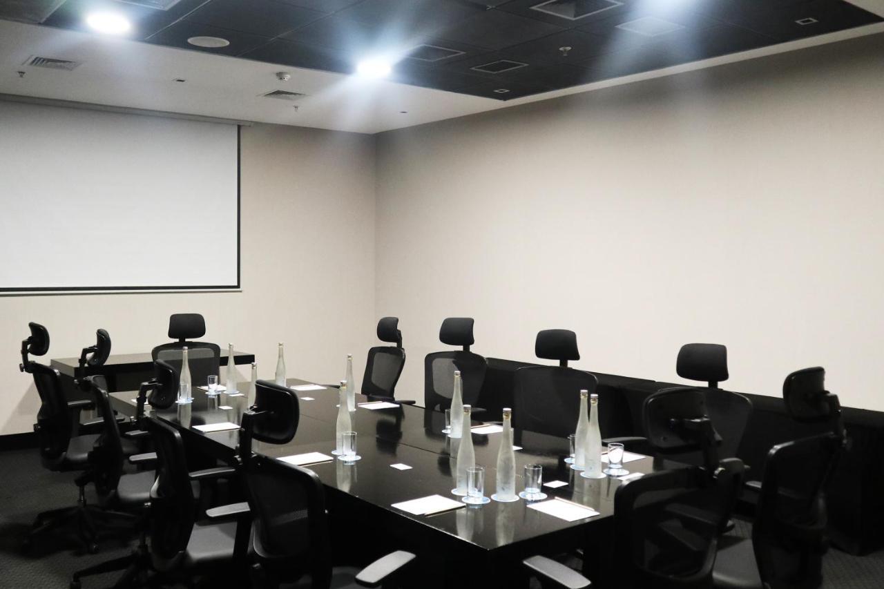 Отель Wyndham Santiago Pettra Экстерьер фото A meeting room