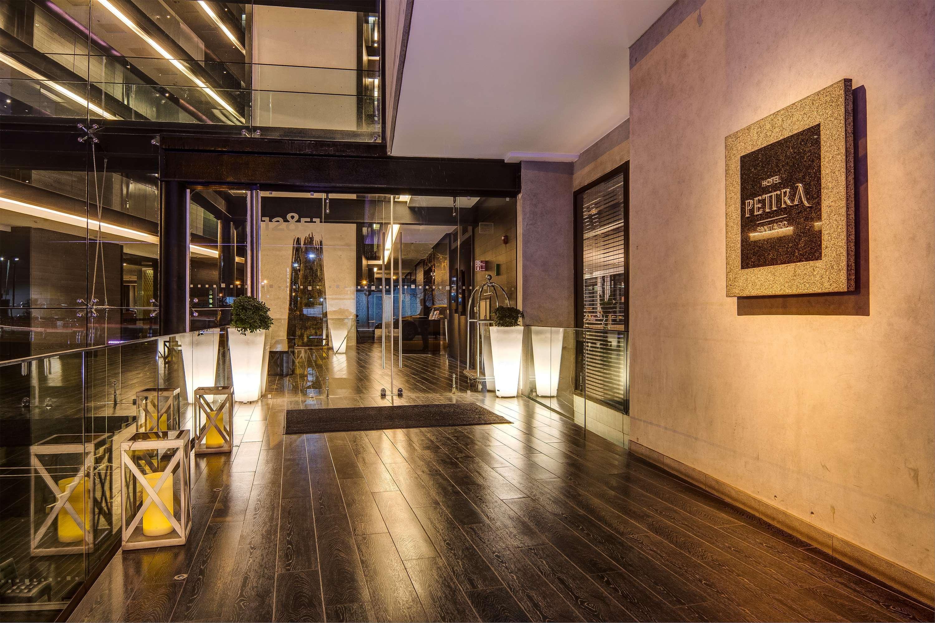 Отель Wyndham Santiago Pettra Экстерьер фото Entrance to the hotel
