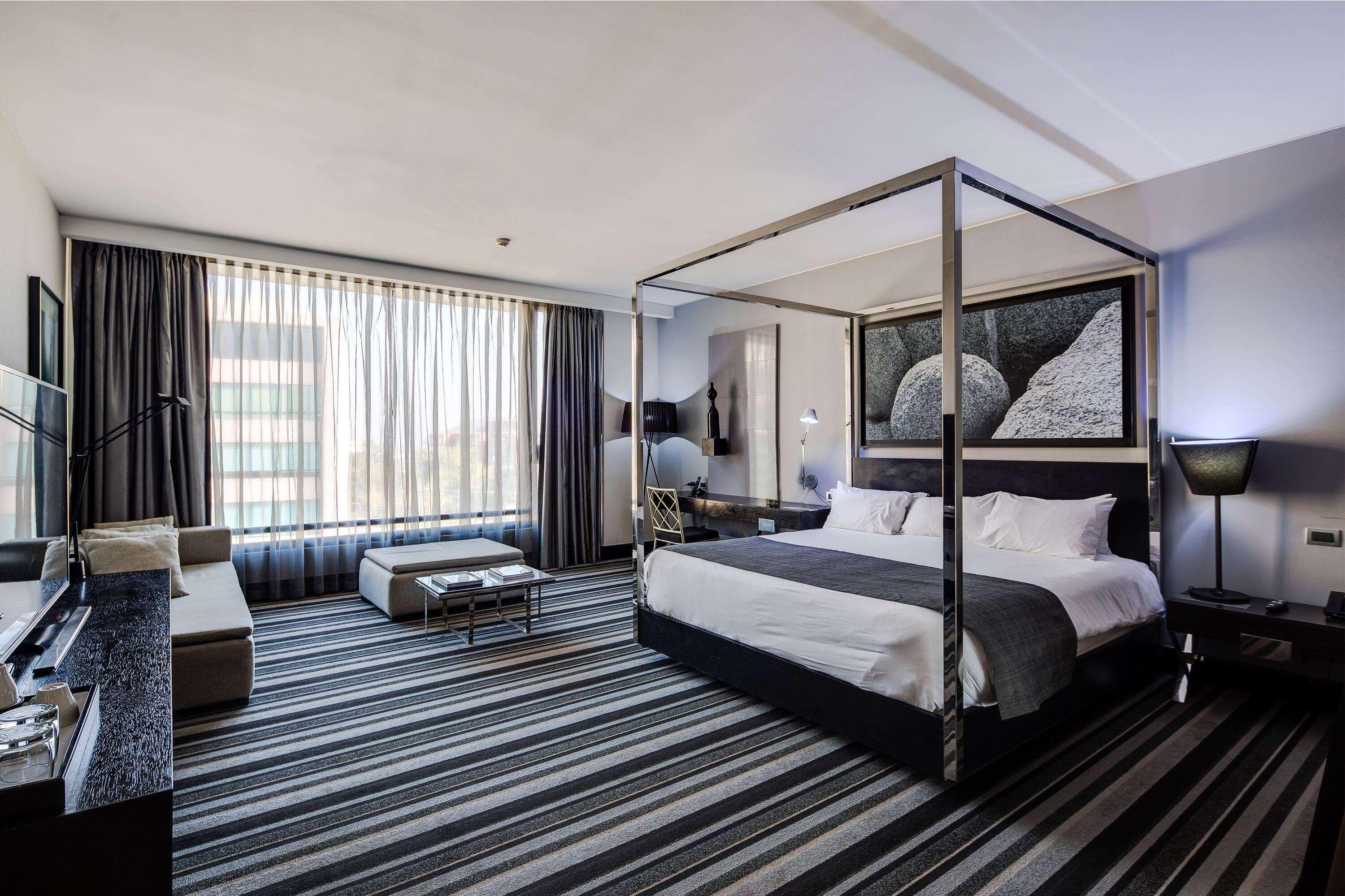 Отель Wyndham Santiago Pettra Экстерьер фото A suite at the hotel