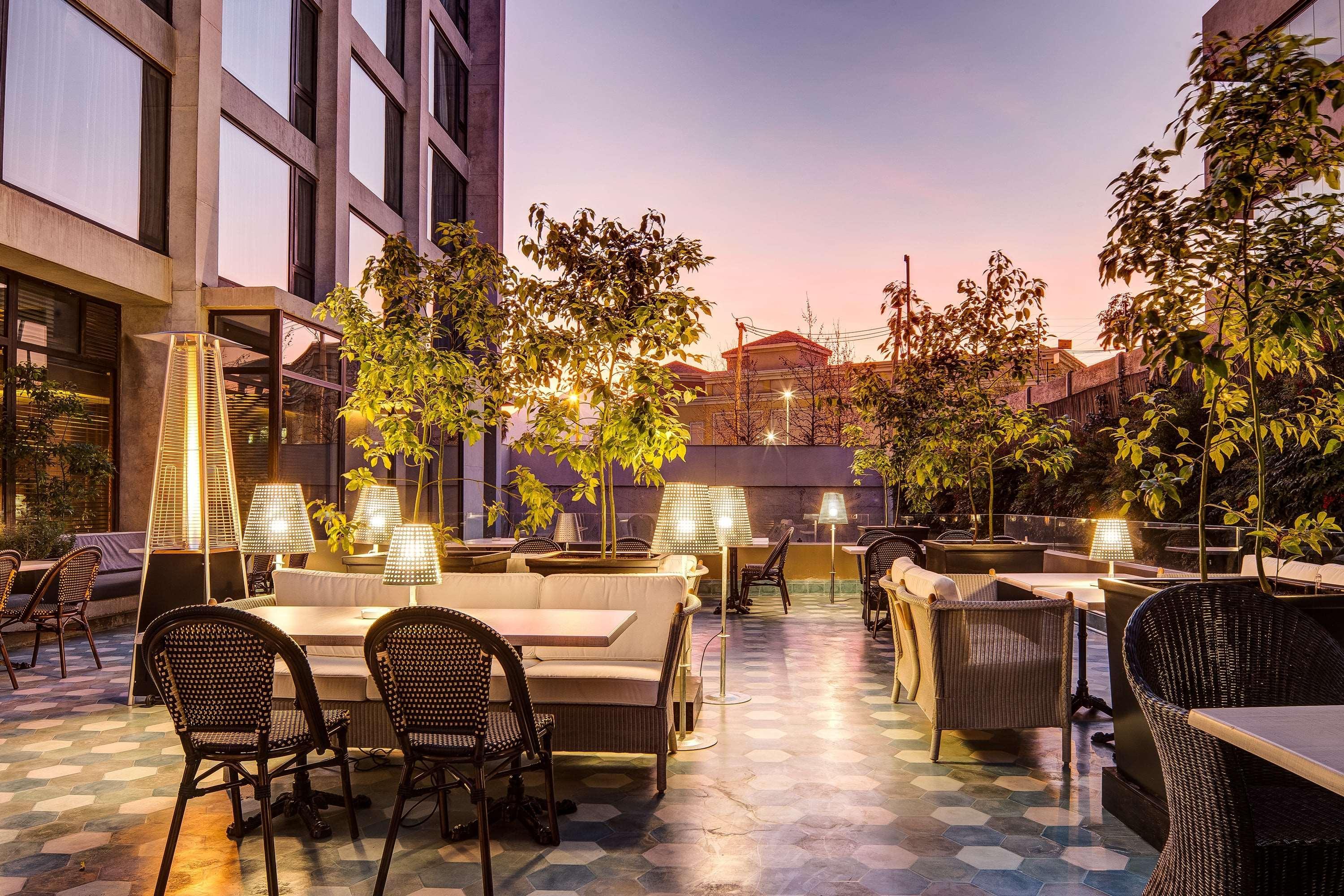 Отель Wyndham Santiago Pettra Экстерьер фото The hotel's rooftop bar