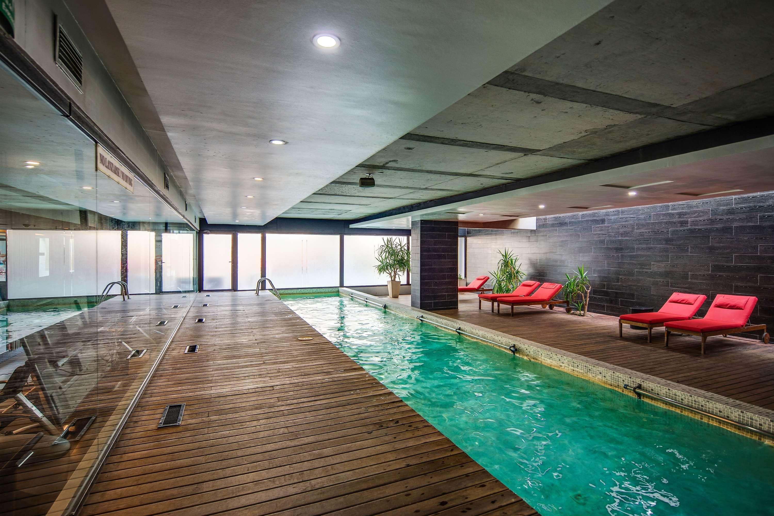 Отель Wyndham Santiago Pettra Экстерьер фото The swimming pool at the hotel