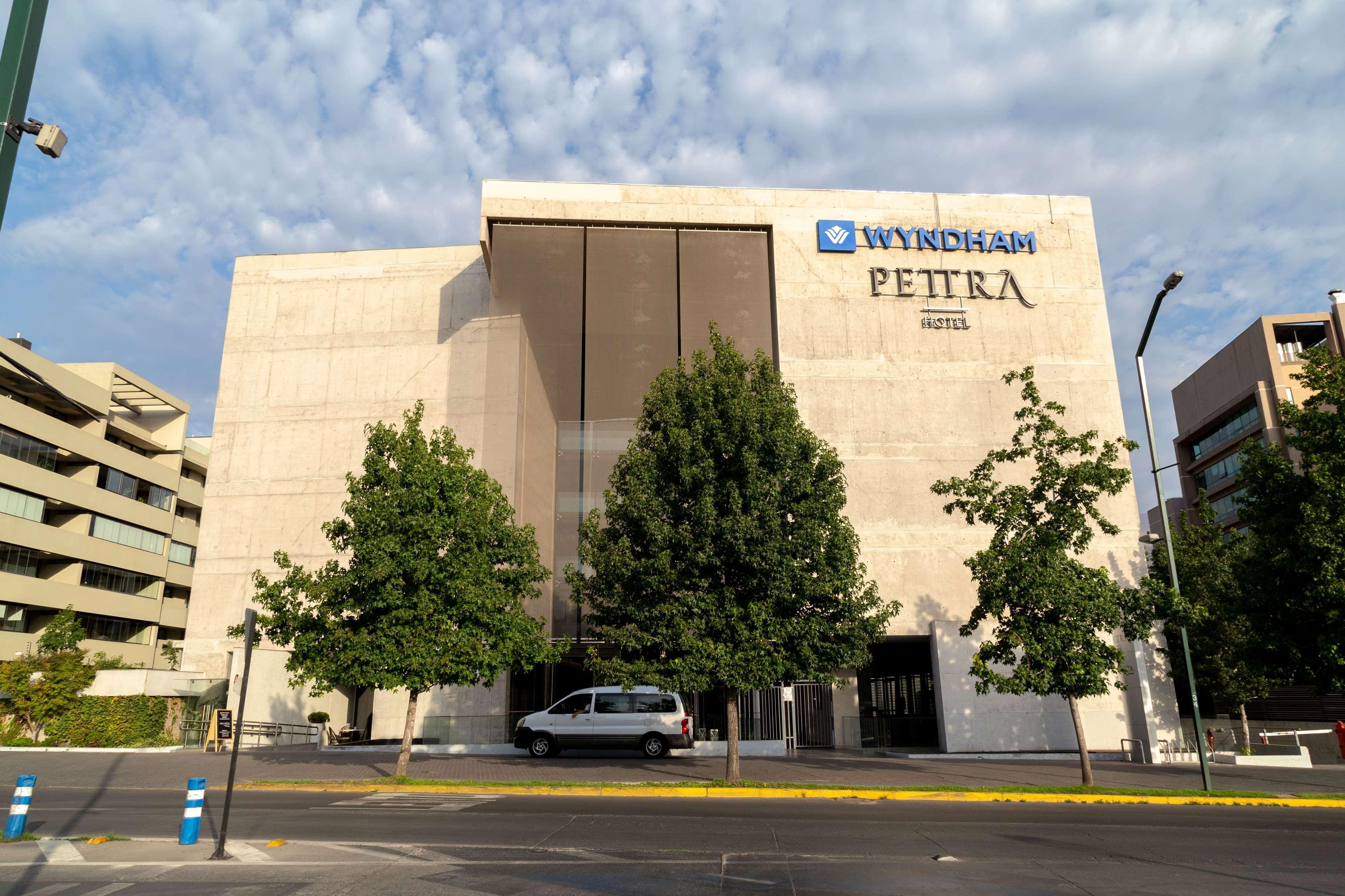 Отель Wyndham Santiago Pettra Экстерьер фото