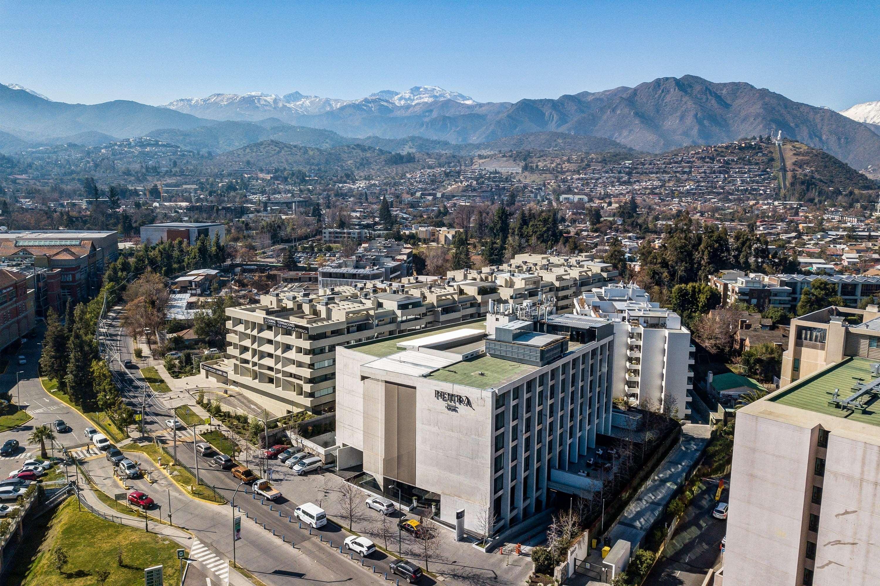 Отель Wyndham Santiago Pettra Экстерьер фото Aerial view of the complex