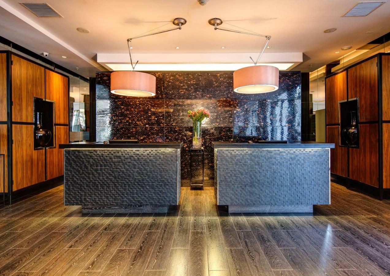 Отель Wyndham Santiago Pettra Экстерьер фото The reception area at the hotel