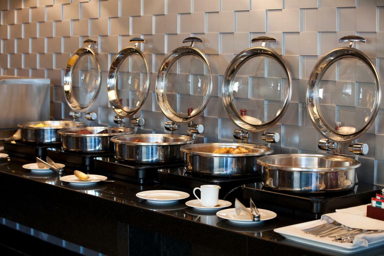 Отель Wyndham Santiago Pettra Экстерьер фото A row of chafing dishes