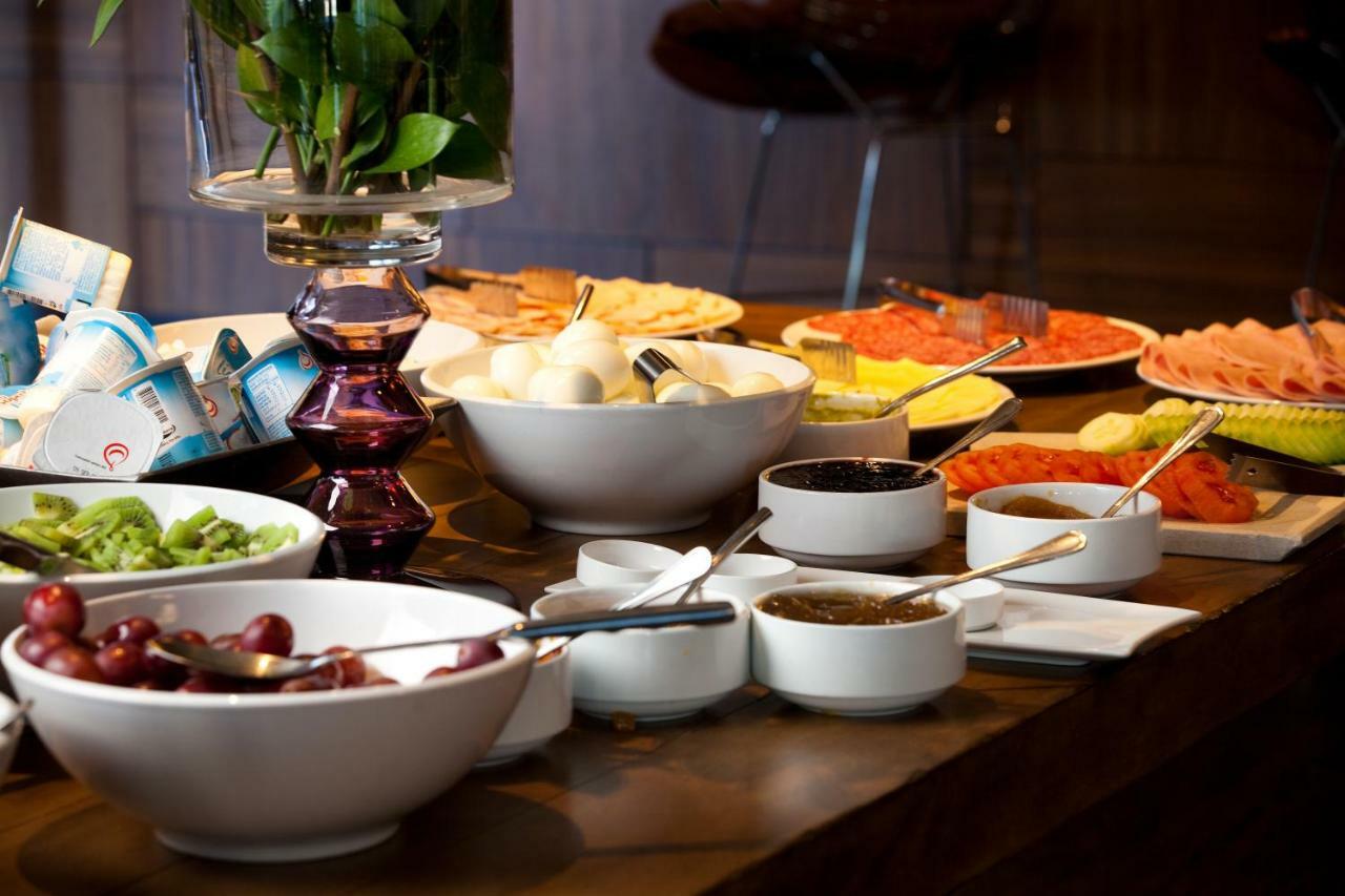 Отель Wyndham Santiago Pettra Экстерьер фото A buffet