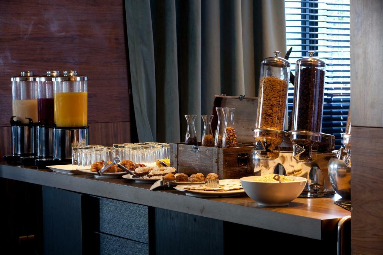 Отель Wyndham Santiago Pettra Экстерьер фото A breakfast buffet