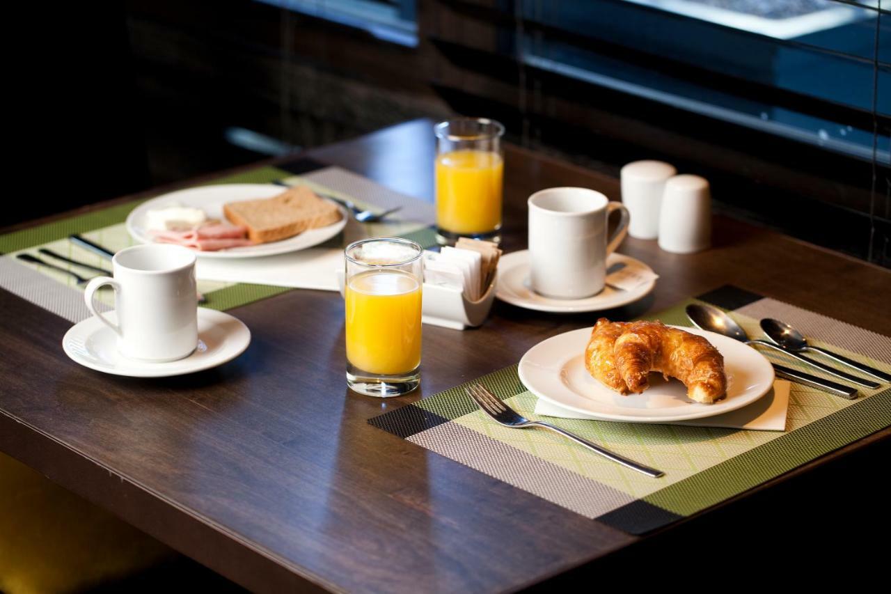 Отель Wyndham Santiago Pettra Экстерьер фото A continental breakfast
