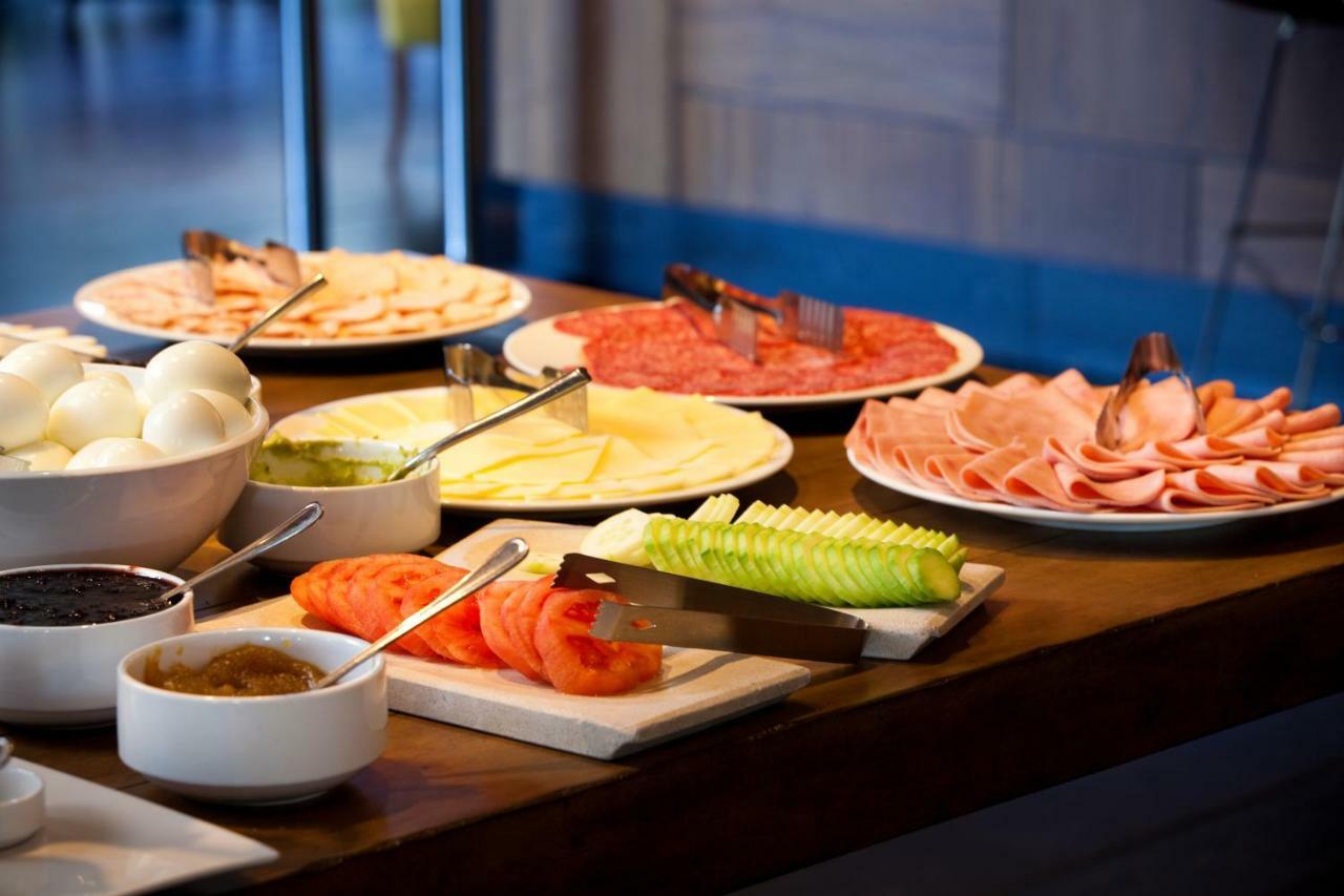 Отель Wyndham Santiago Pettra Экстерьер фото A buffet of cold cuts