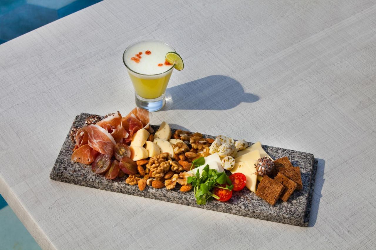 Отель Wyndham Santiago Pettra Экстерьер фото A cheese platter with a cocktail