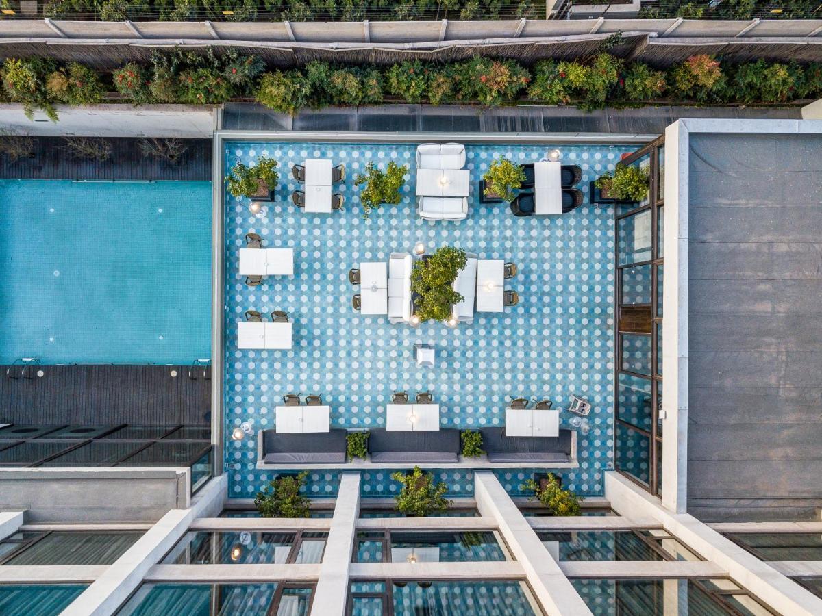 Отель Wyndham Santiago Pettra Экстерьер фото The rooftop pool at the hotel